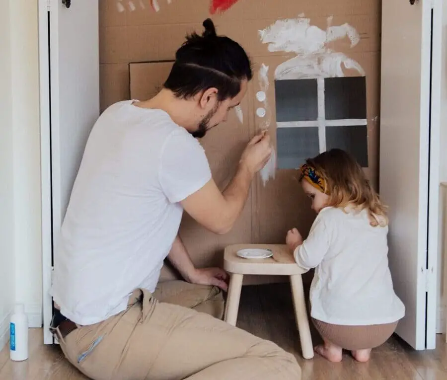 Costruire casa di cartone per bambini