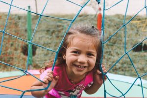 bambina gioco fuori casa